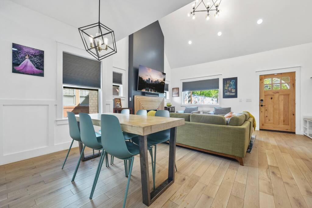 Designer Home: King Beds, Luxe Bath+Free Parking! アトランタ エクステリア 写真