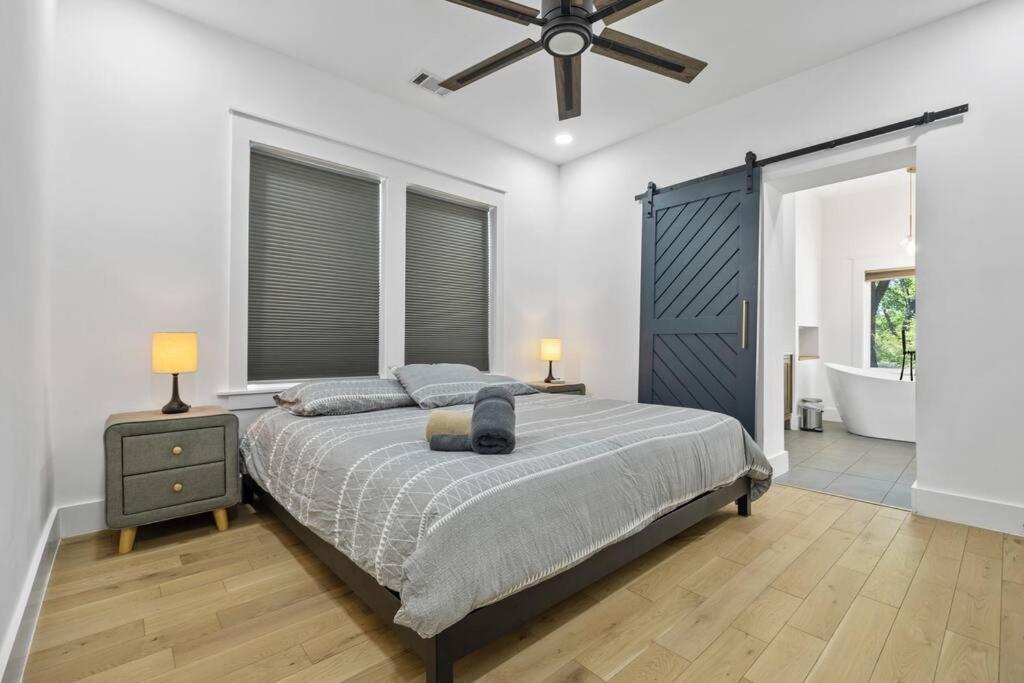 Designer Home: King Beds, Luxe Bath+Free Parking! アトランタ エクステリア 写真
