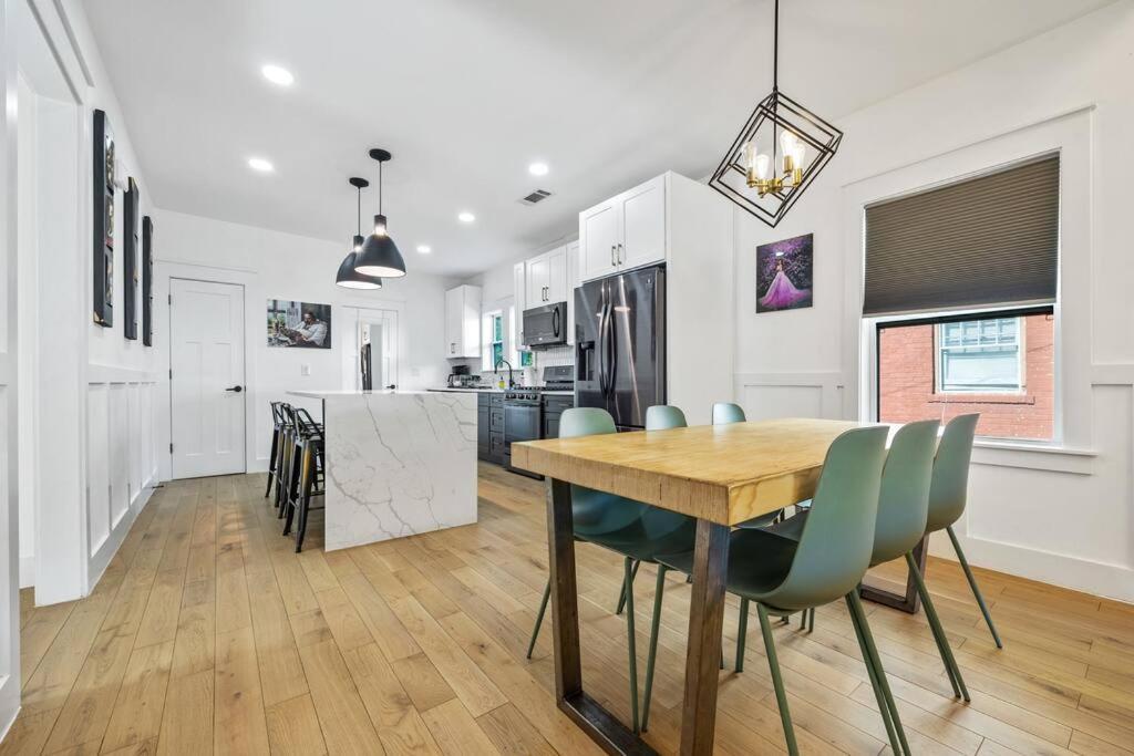 Designer Home: King Beds, Luxe Bath+Free Parking! アトランタ エクステリア 写真