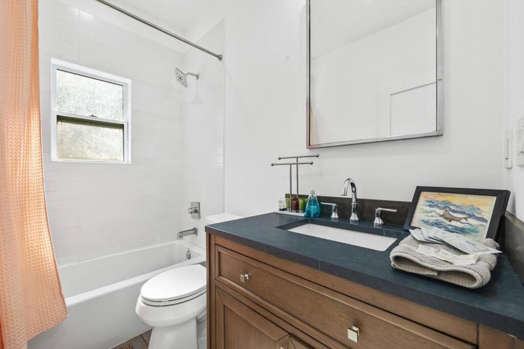 Designer Home: King Beds, Luxe Bath+Free Parking! アトランタ エクステリア 写真