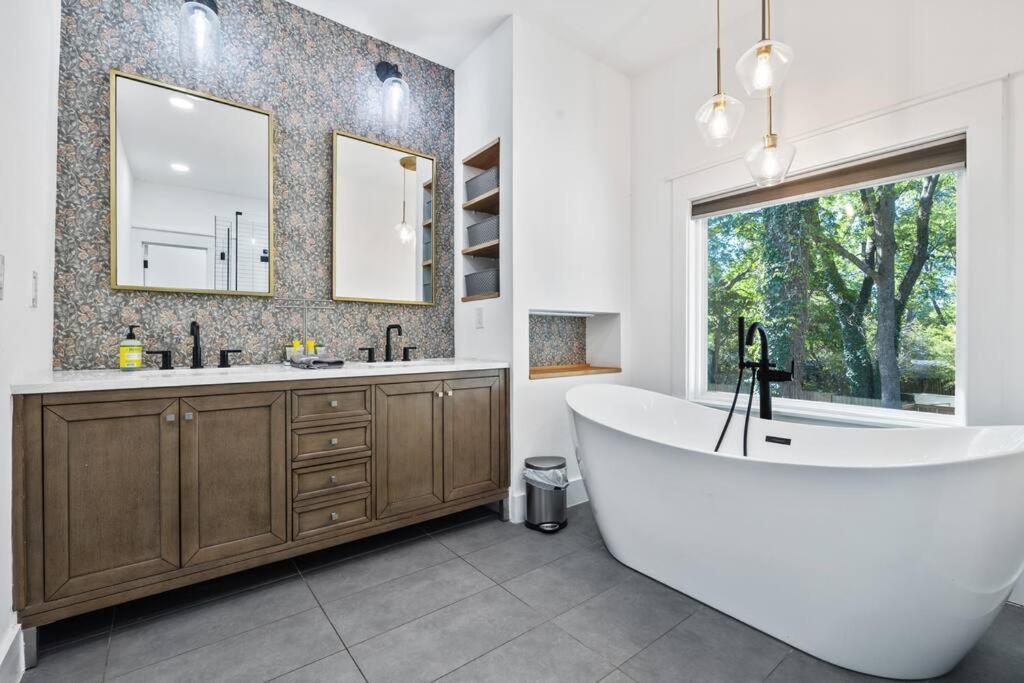Designer Home: King Beds, Luxe Bath+Free Parking! アトランタ エクステリア 写真